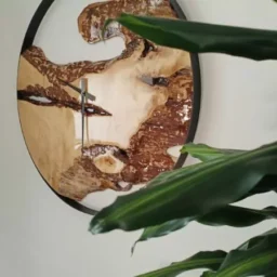 Tijdloze elegantie herontdekt: houten klokken als duurzame blikvangers voor elk interieur
