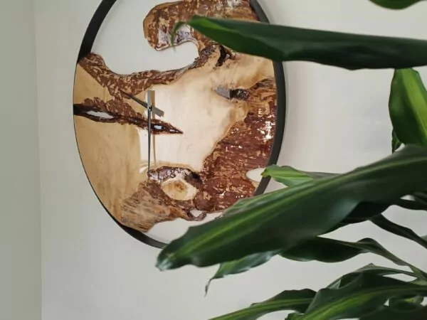 Tijdloze elegantie herontdekt: houten klokken als duurzame blikvangers voor elk interieur